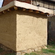 Insektenhotel aus Lehmwellermasse mit Dachbegrünung